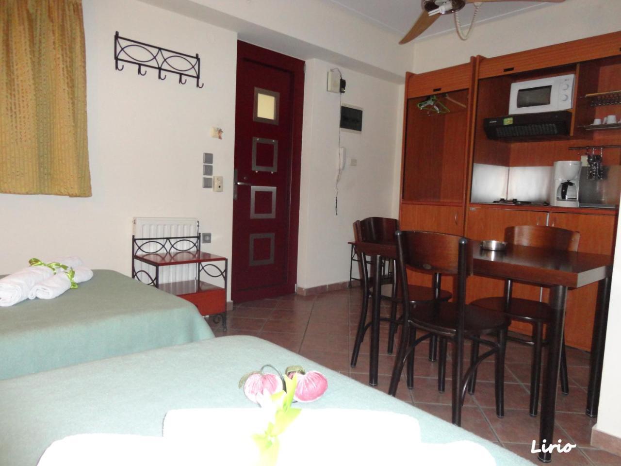 Lirio Guest House Makrakomi Exterior photo